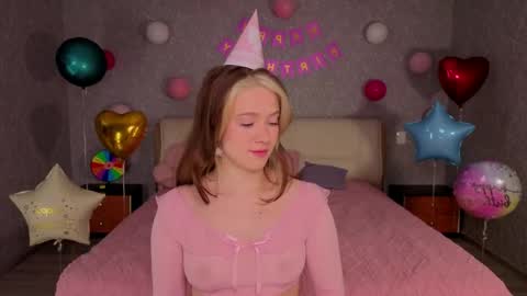 Snapshot of luna_moran chatting on June 5, 5:25 am Lina online show from June 5, 5:25 am