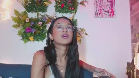 luna_valen online show from March 10, 4:28 am