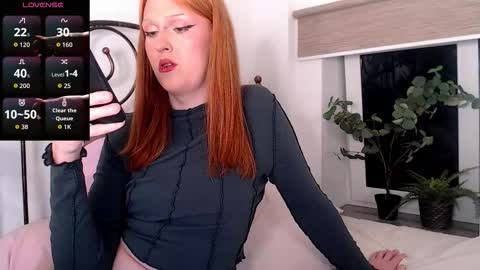 Luna give me a thumbs up please online show from February 1, 11:14 pm