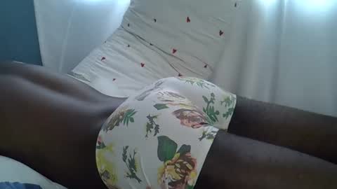 Snapshot of lunalove22_ chatting on October 31, 4:35 am lunalove22_ online show from October 31, 4:35 am