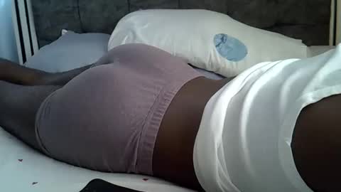 Snapshot of lunalove22_ chatting on March 21, 8:19 am lunalove22_ online show from March 21, 8:19 am