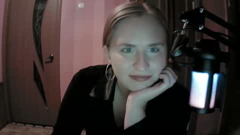 lunamystique_ online show from October 1, 6:58 pm