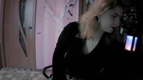 lunamystique_ online show from November 5, 10:04 am