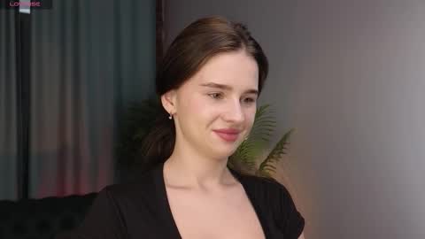 lunaolivia_ online show from September 22, 12:40 pm