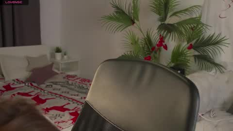 lunaolivia_ online show from February 15, 1:20 pm