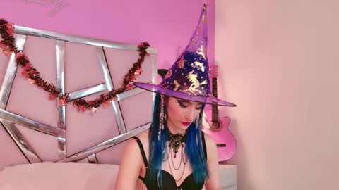 Luna Page online show from October 14, 8:31 pm