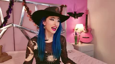 Luna Page online show from October 18, 8:42 pm