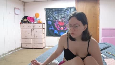 Snapshot of lunaquinn45 chatting on December 23, 2:35 am lunaquinn45 online show from December 23, 2:35 am