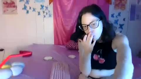 Snapshot of lunaquinn45 chatting on December 19, 9:22 pm lunaquinn45 online show from December 19, 9:22 pm