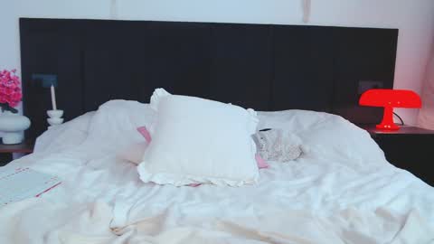 LunaticaBae online show from April 11, 7:45 am