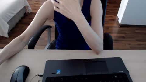 Snapshot of lunavibe_ chatting on June 14, 12:18 pm lunavibe_ online show from June 14, 12:18 pm