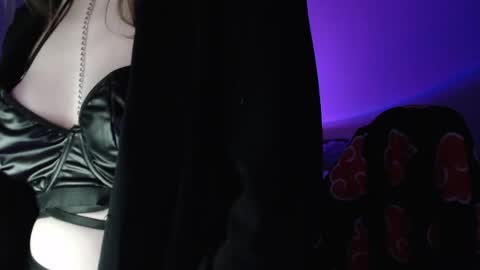Snapshot of lunaxcherry chatting on April 23, 5:59 pm LunaXcherry online show from April 23, 5:59 pm