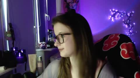 Snapshot of lunaxcherry chatting on May 7, 5:18 pm LunaXcherry online show from May 7, 5:18 pm