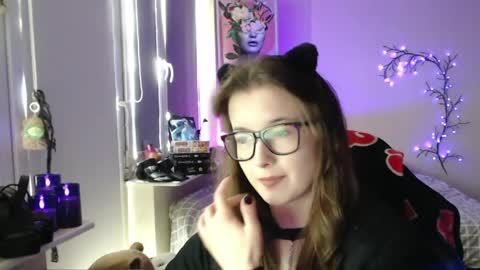Snapshot of lunaxcherry chatting on May 9, 11:04 am LunaXcherry online show from May 9, 11:04 am