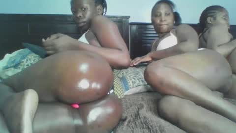 Snapshot of lusciouscaramel_ chatting on December 6, 2:35 am caramel online show from December 6, 2:35 am