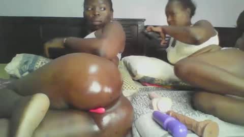 Snapshot of lusciouscaramel_ chatting on December 8, 6:01 am caramel online show from December 8, 6:01 am