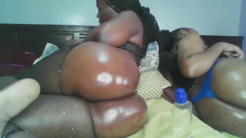 Snapshot of lusciouscaramel_ chatting on January 13, 6:38 am caramel online show from January 13, 6:38 am