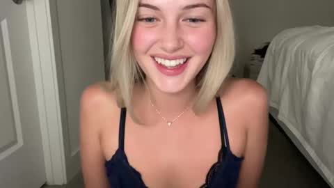 Snapshot of luvaimee chatting on October 12, 3:27 am Aimee online show from October 12, 3:27 am