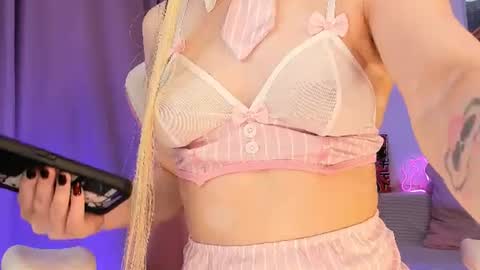 Snapshot of luvienne_sweet chatting on June 21, 1:41 am Luvienne Belle online show from June 21, 1:41 am