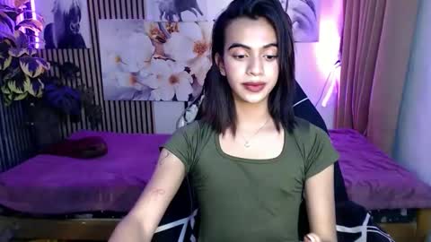 Snapshot of luvrr_trixie chatting on February 27, 2:50 pm luvrr_trixie online show from February 27, 2:50 pm