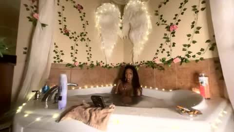 Snapshot of luvvlee chatting on October 24, 8:38 pm luvvlee online show from October 24, 8:38 pm