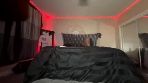 luvvlee online show from March 23, 1:31 am