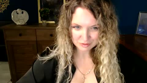 Snapshot of luxdonna chatting on June 6, 6:40 am Donna online show from June 6, 6:40 am