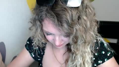Snapshot of luxdonna chatting on June 21, 10:12 pm Donna online show from June 21, 10:12 pm