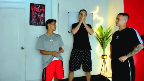 Snapshot of luxhousexx chatting on April 11, 1:43 am Jackson and Matt online show from April 11, 1:43 am