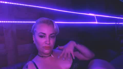 Snapshot of luxloverslive chatting on October 7, 7:05 am Lux Lovers Live online show from October 7, 7:05 am