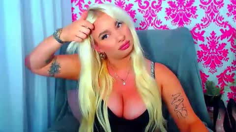 Snapshot of luxuriaaa chatting on September 25, 7:50 pm Luxuriaa online show from September 25, 7:50 pm