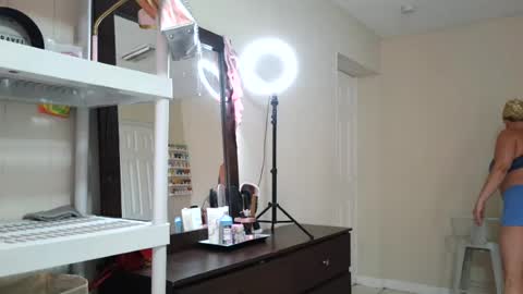 Snapshot of luxuriousbunny chatting on August 7, 4:31 pm luxuriousbunny online show from August 7, 4:31 pm