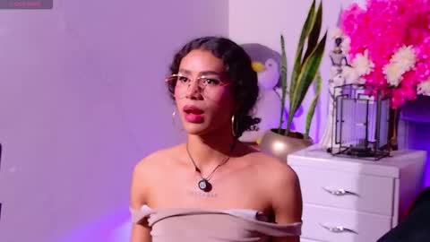 Snapshot of lyadumont chatting on February 9, 3:21 am LYA online show from February 9, 3:21 am