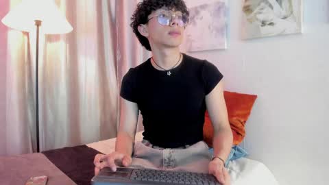 Snapshot of lyan_twink chatting on May 9, 7:52 pm Lyan online show from May 9, 7:52 pm