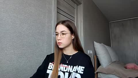 Mia online show from December 22, 4:09 am