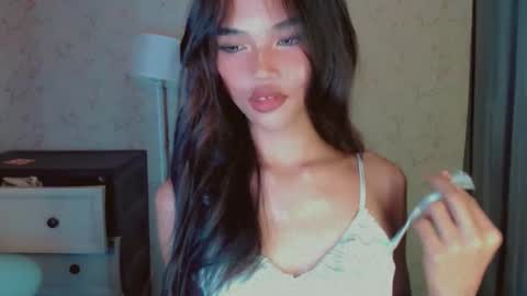 Snapshot of lykaloops chatting on March 1, 9:44 am LYKA LOOPS online show from March 1, 9:44 am