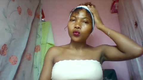 lyndah19 online show from February 6, 7:39 pm