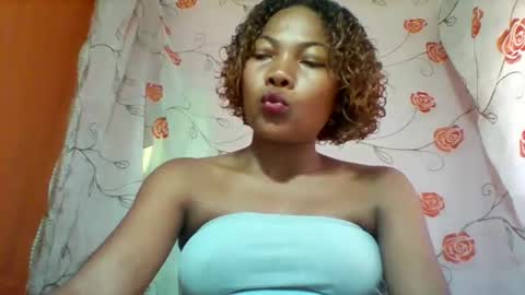 lyndah19 online show from March 4, 8:09 am