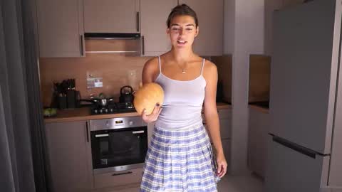  LYNN  online show from October 26, 6:30 am