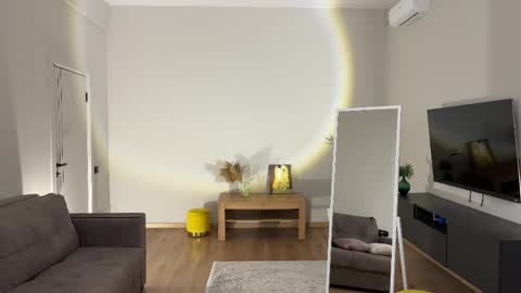  LYNN  online show from April 8, 6:35 am