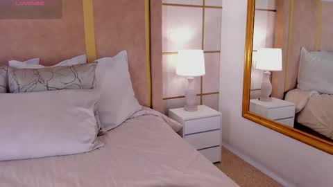 Snapshot of lyrabellini chatting on February 25, 11:20 am online show from February 25, 11:20 am