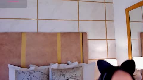 Snapshot of lyrabellini chatting on February 27, 11:43 am online show from February 27, 11:43 am