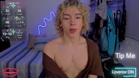 Snapshot of lyric_mirage chatting on December 2, 11:23 pm Lyric online show from December 2, 11:23 pm