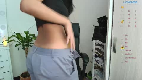 maaddy_ online show from April 9, 3:28 am