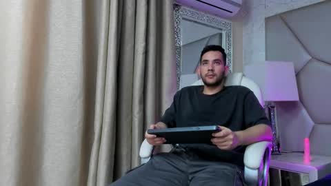 Snapshot of maatt_de_luca chatting on September 11, 5:57 pm Matt De Luca online show from September 11, 5:57 pm