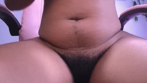 Snapshot of macey_hairy chatting on October 31, 12:28 pm Macey Elliot Modelo Independiente online show from October 31, 12:28 pm