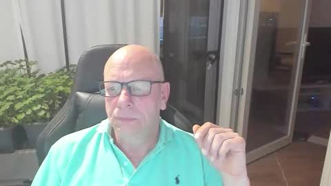 Snapshot of machinegun3dx chatting on January 18, 5:33 am Andy online show from January 18, 5:33 am