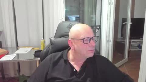 Snapshot of machinegun3dx chatting on February 3, 12:42 am Andy online show from February 3, 12:42 am