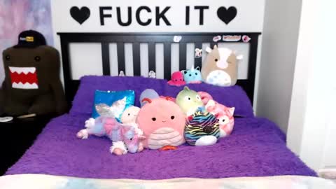 Mackenzie Wolfe online show from September 12, 5:40 am