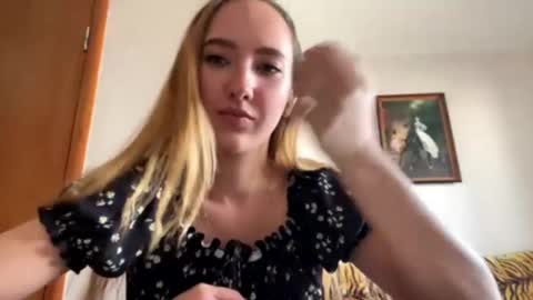 Snapshot of madalyneaks chatting on April 1, 6:03 am Lilo online show from April 1, 6:03 am